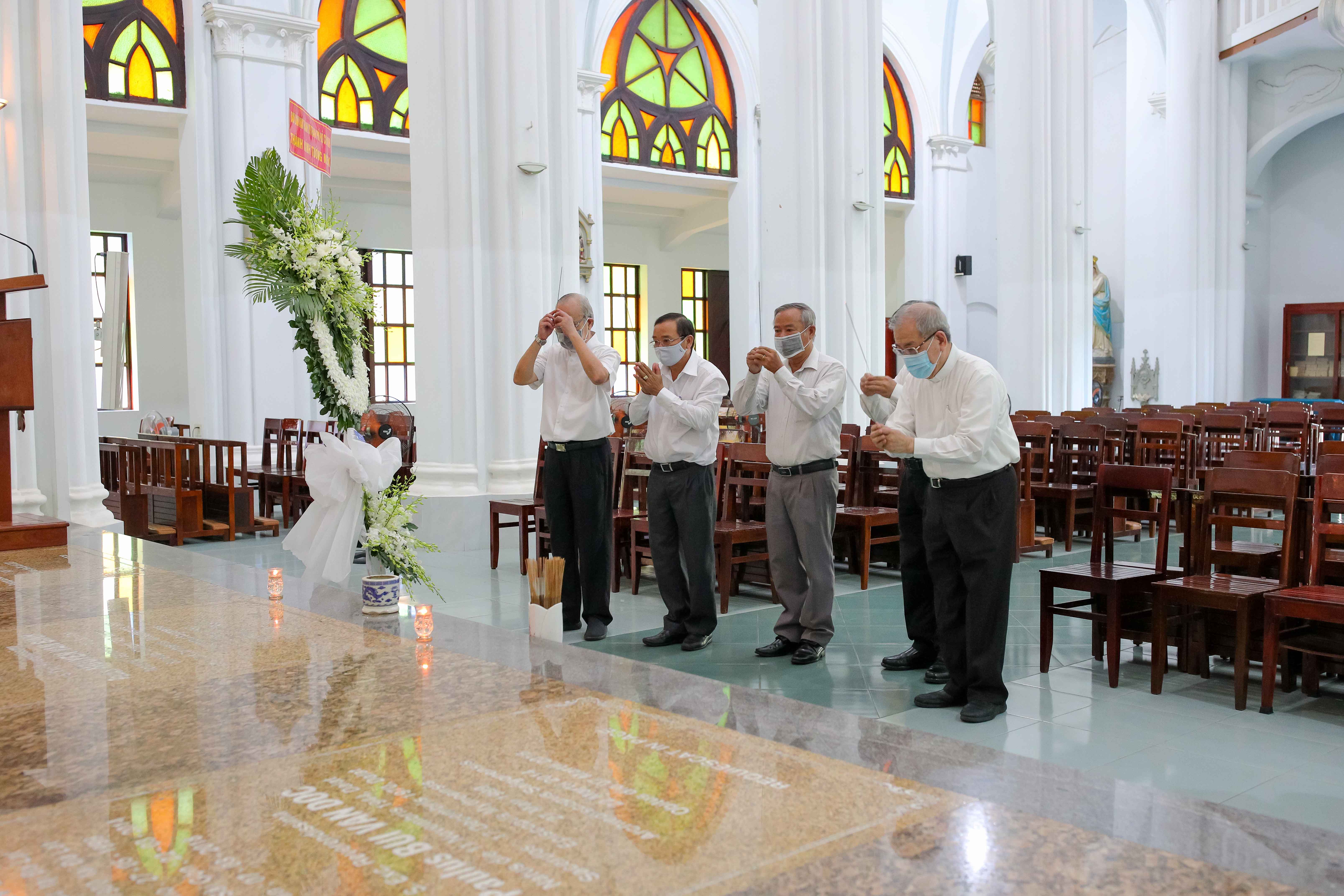 Phái đoàn Ban Dân vận Thành ủy kính viếng Đức cố Tổng Giám mục Phaolô Nguyễn Văn Bình 1-7-2021