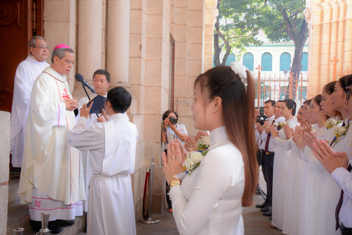 Thánh lễ Rửa Tội, Thêm Sức cho các anh chị em Tân tòng tại nhà thờ Đức Bà ngày 07.06.2020