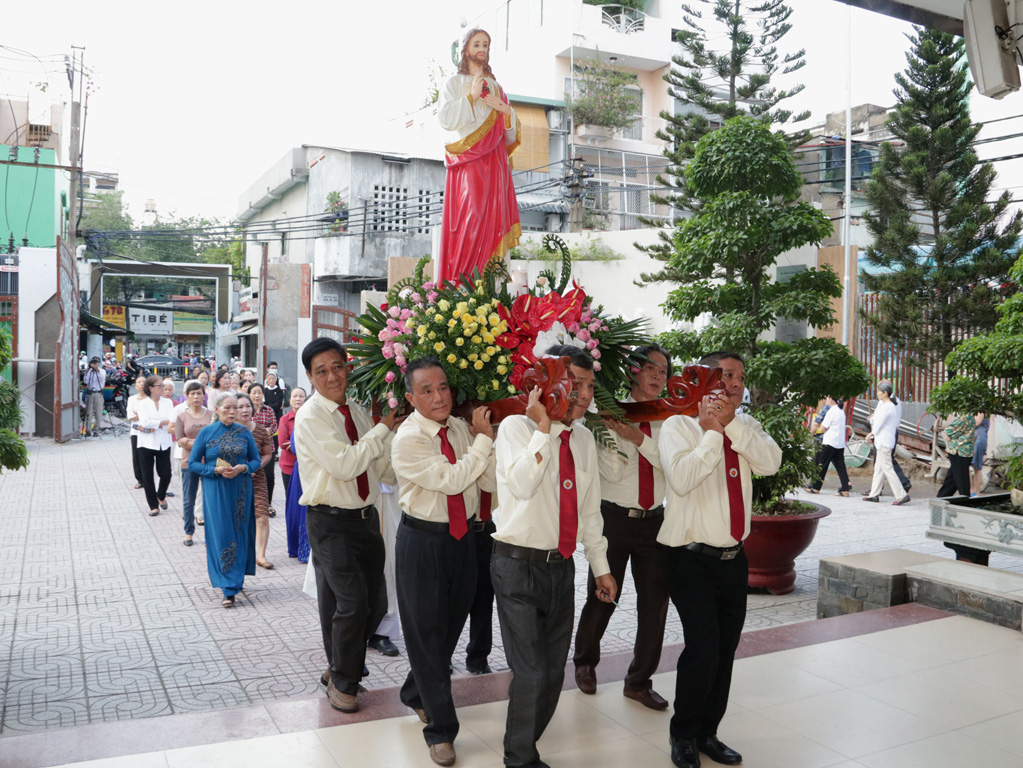 Giáo xứ Tân Việt: Gia đình Phạt tạ Thánh Tâm mừng bổn mạng năm 2020