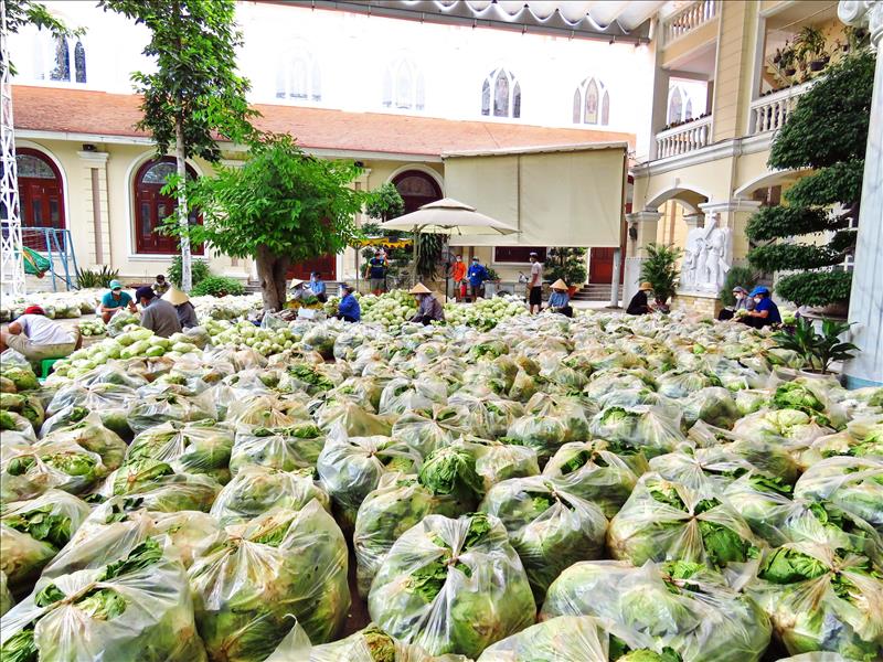 Đại gia đình ‘chuyển phát nhu yếu phẩm’ thời Covid